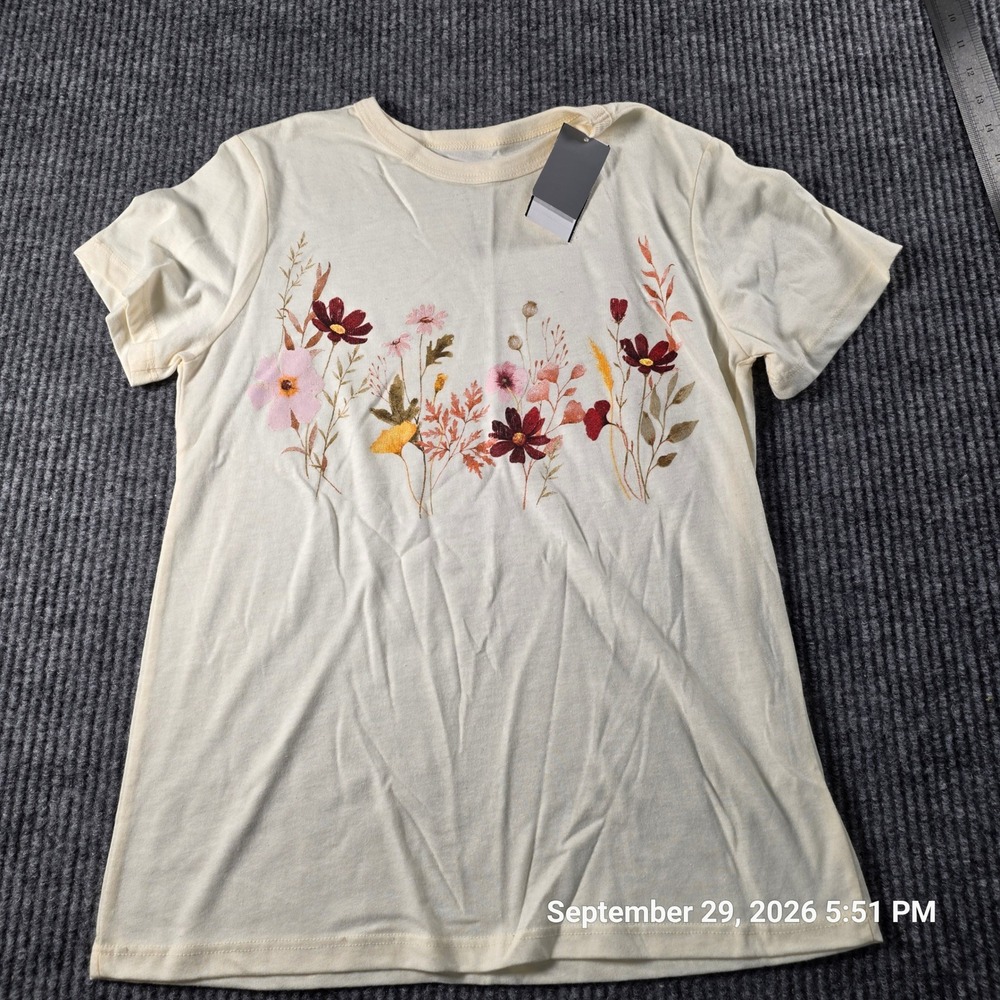 Zoe + Liv Wildflower Graphic Tee Cream Short Sleeve XS Botanical T-Shirt